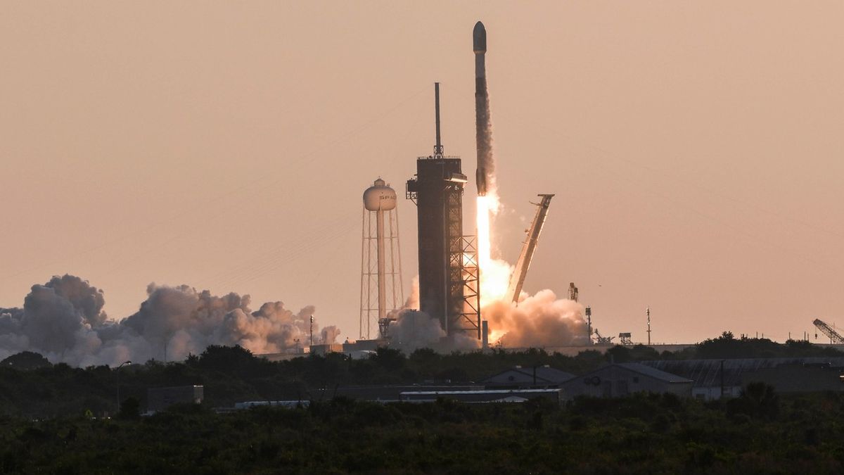 Z Floridy odstartoval Falcon 9 s českou družicí a Hurvínkem na palubě